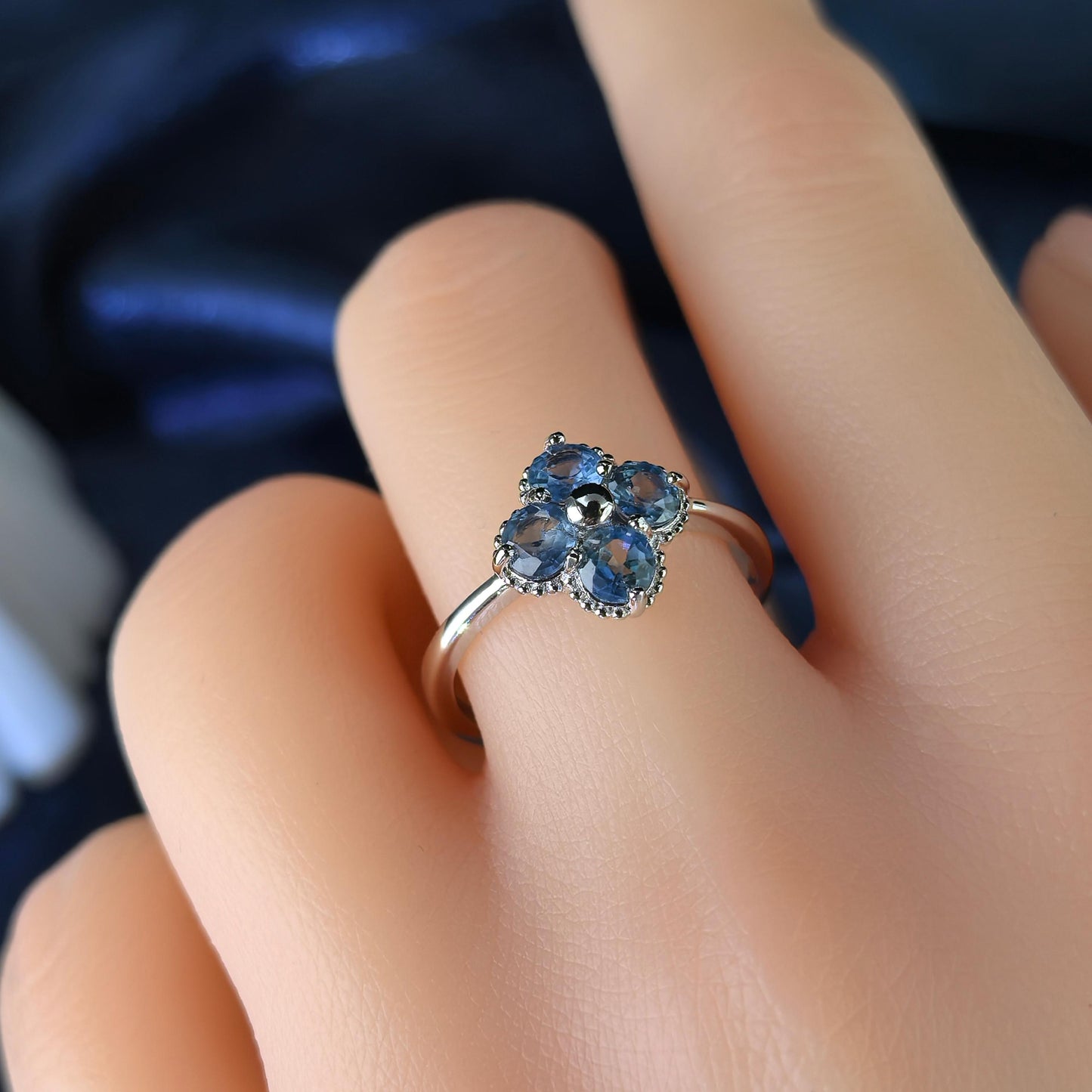 Elegant Rhodium Plated 925 Silver Jewelry Natural Sapphire Four Leaf Clover Ring