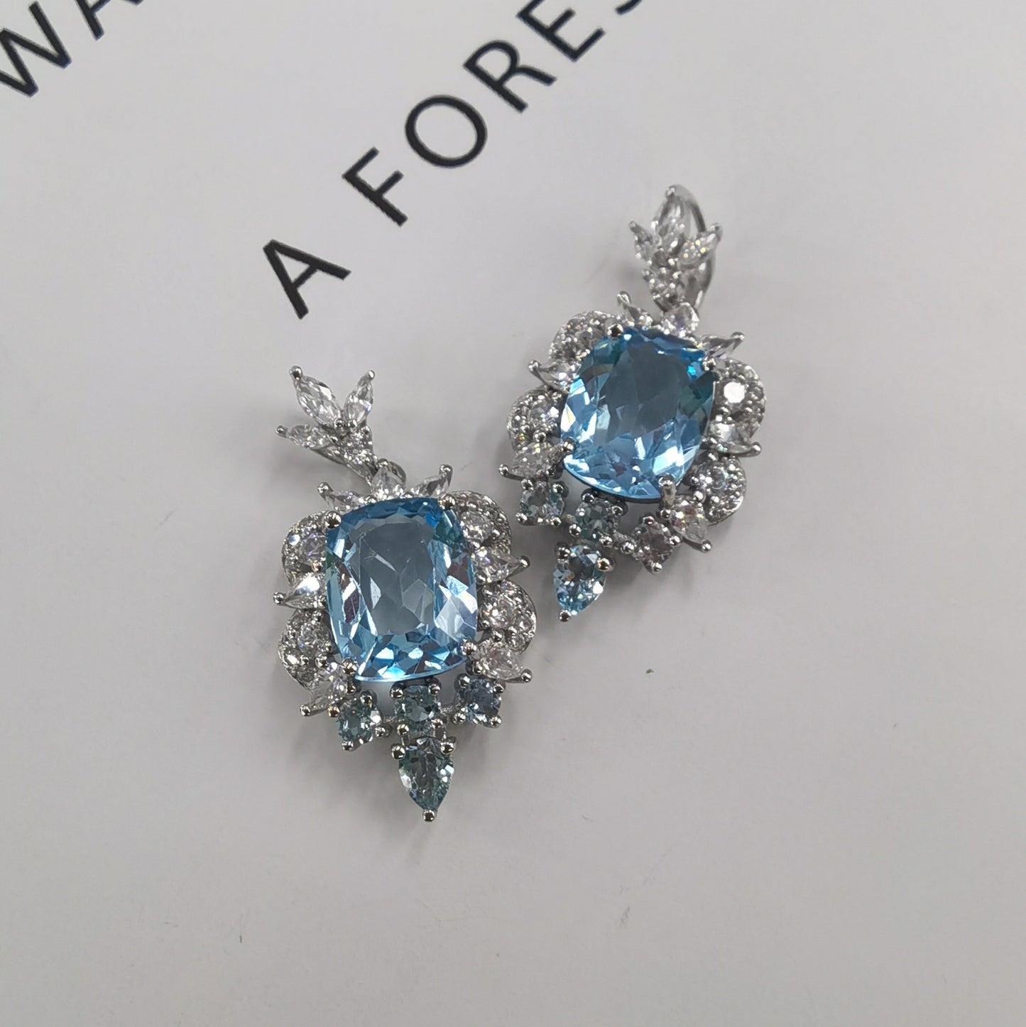 Elegant Rhodium Plated 925 Silver Jewelry Natural Sky Blue Topaz Pendant
