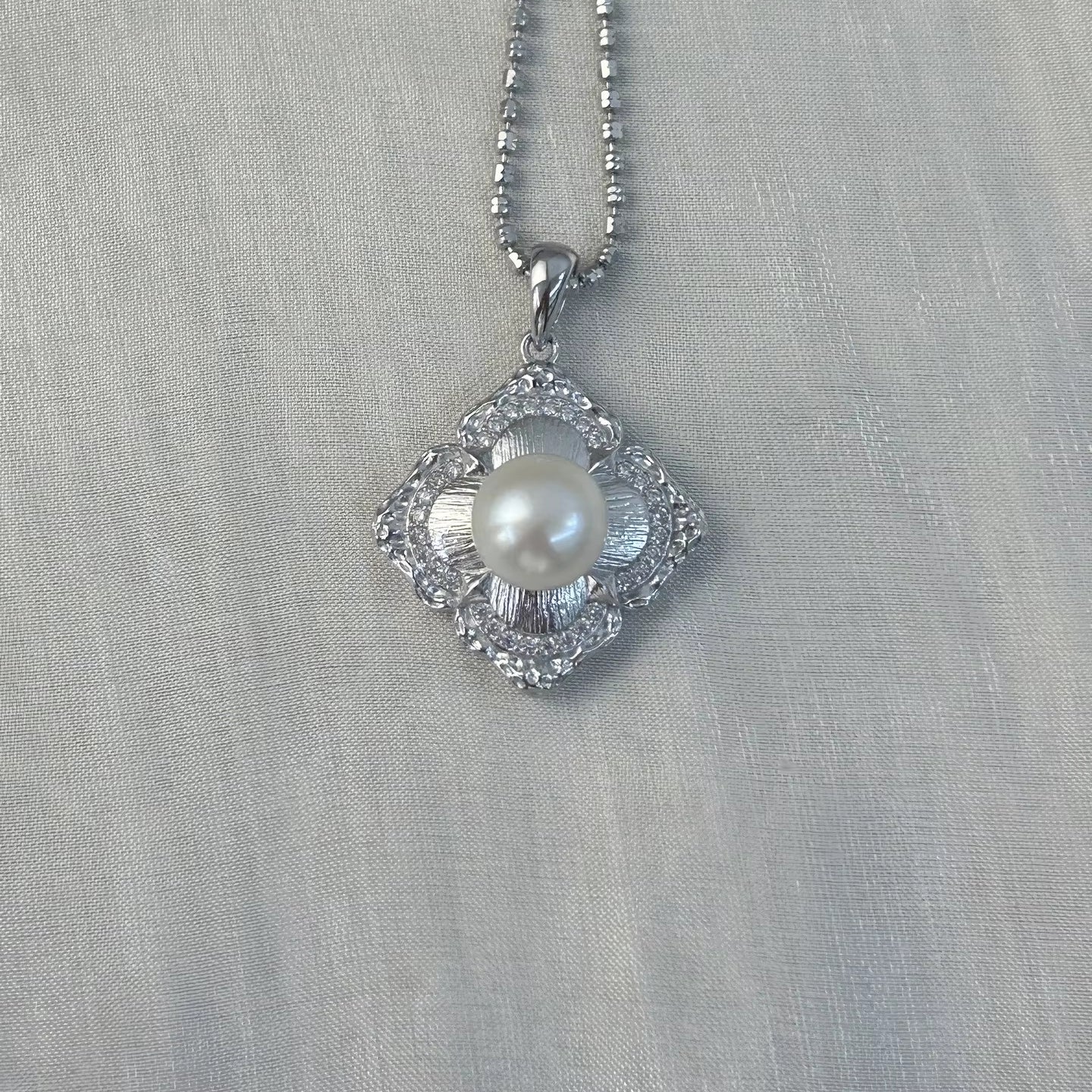 Exquisite Rhodium Plated Silver 925 Freshwater Pearl Clover Pendant