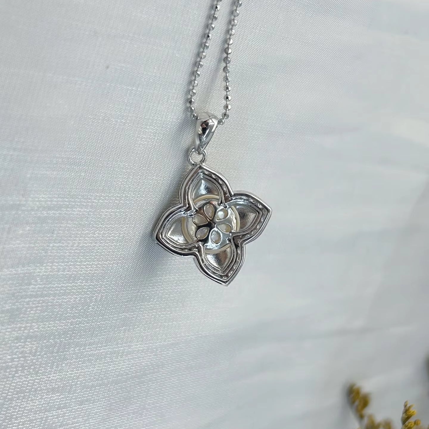 Exquisite 925 Sterling Silver Rhodium Plated Four Leaf Clover Freshwater Pearl Pendant