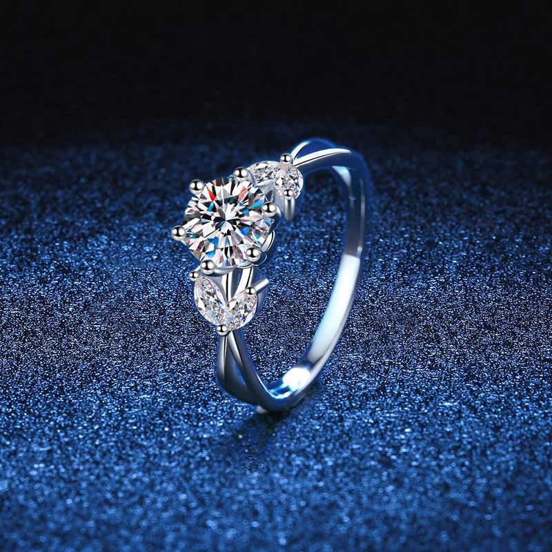 Luxury S925 Sterling Silver Round Cut Moissanite 1 Carat Ring