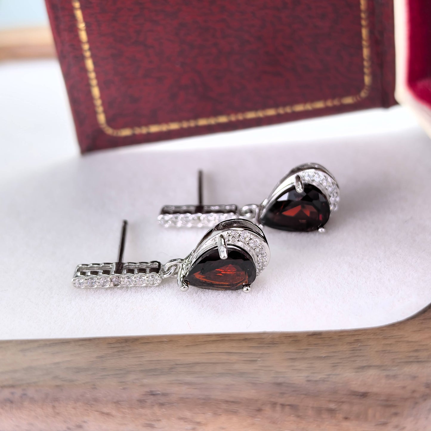 925 Silver Jewelry Earrings Sparkling Rhodium Plated Natural Pyrope Drop Elegant Water Drop Pattern for Wedding or Gift