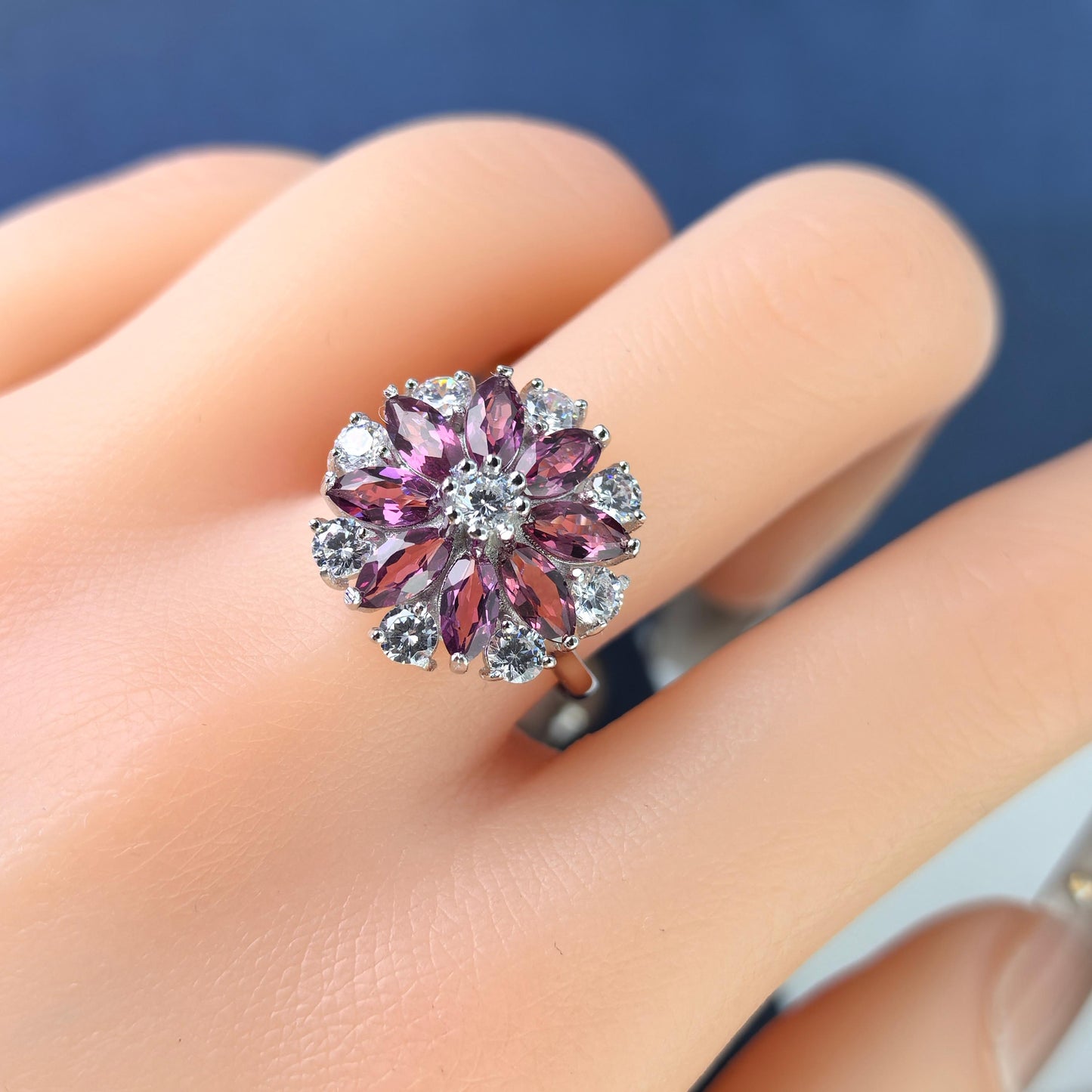 Elegant Rhodium Plated 925 Silver Jewelry Natural Pyrope Flower Ring