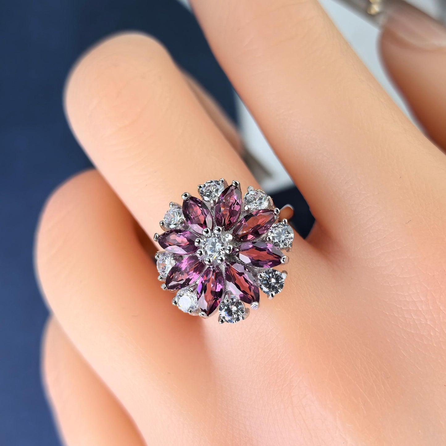 Elegant Rhodium Plated 925 Silver Jewelry Natural Pyrope Flower Ring