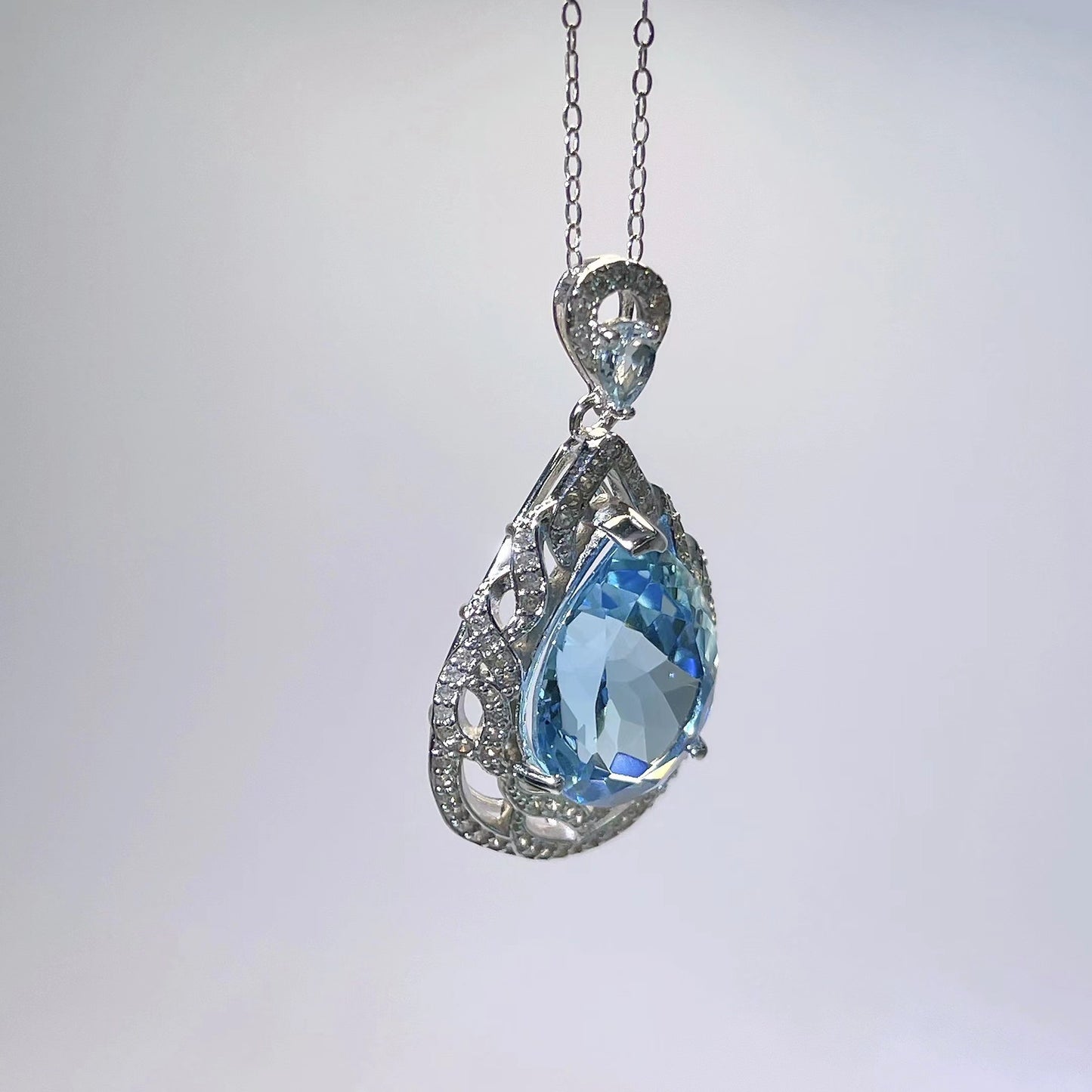 Charming Rhodium Plated 925 Sterling Silver Natural Sky Blue Topaz Pendant