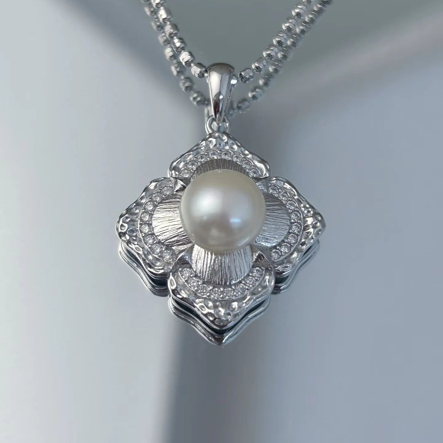 Exquisite Rhodium Plated Silver 925 Freshwater Pearl Clover Pendant