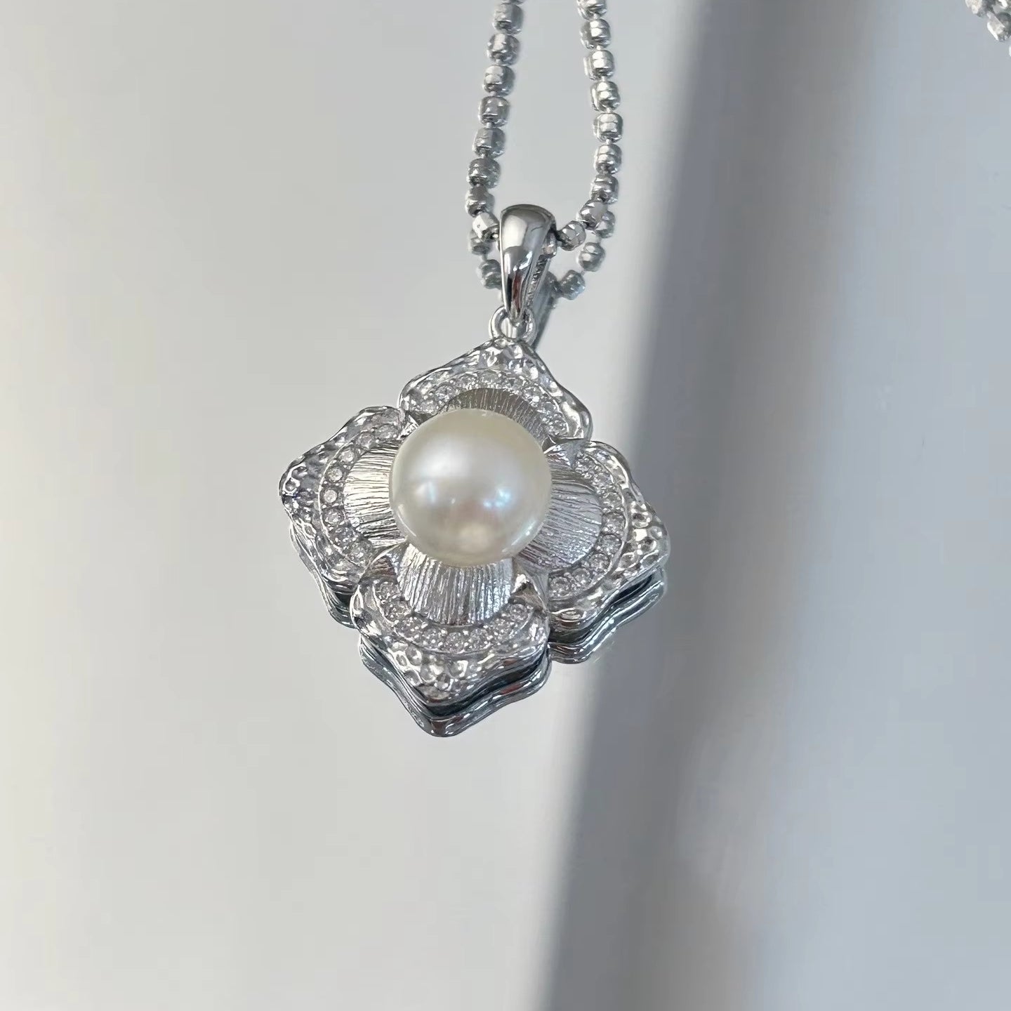 Exquisite Rhodium Plated Silver 925 Freshwater Pearl Clover Pendant