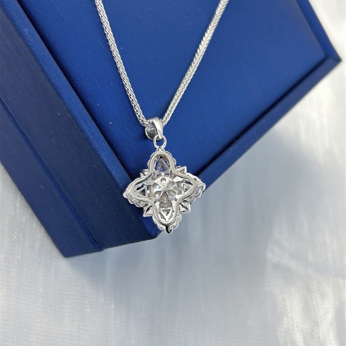 Gorgeous Rhodium Plated 925 Sterling Silver Freshwater Pearl Clover Pendant