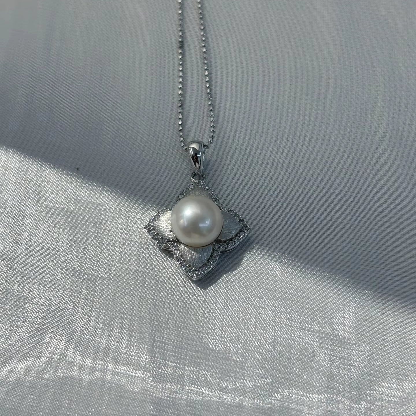 Exquisite 925 Sterling Silver Rhodium Plated Four Leaf Clover Freshwater Pearl Pendant