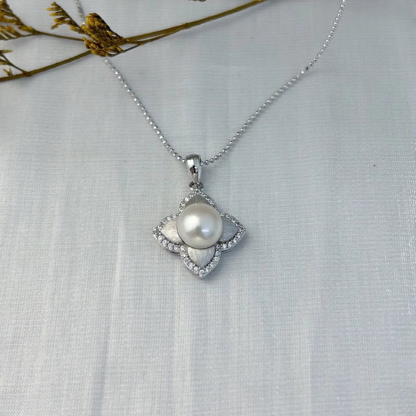 Exquisite 925 Sterling Silver Rhodium Plated Four Leaf Clover Freshwater Pearl Pendant