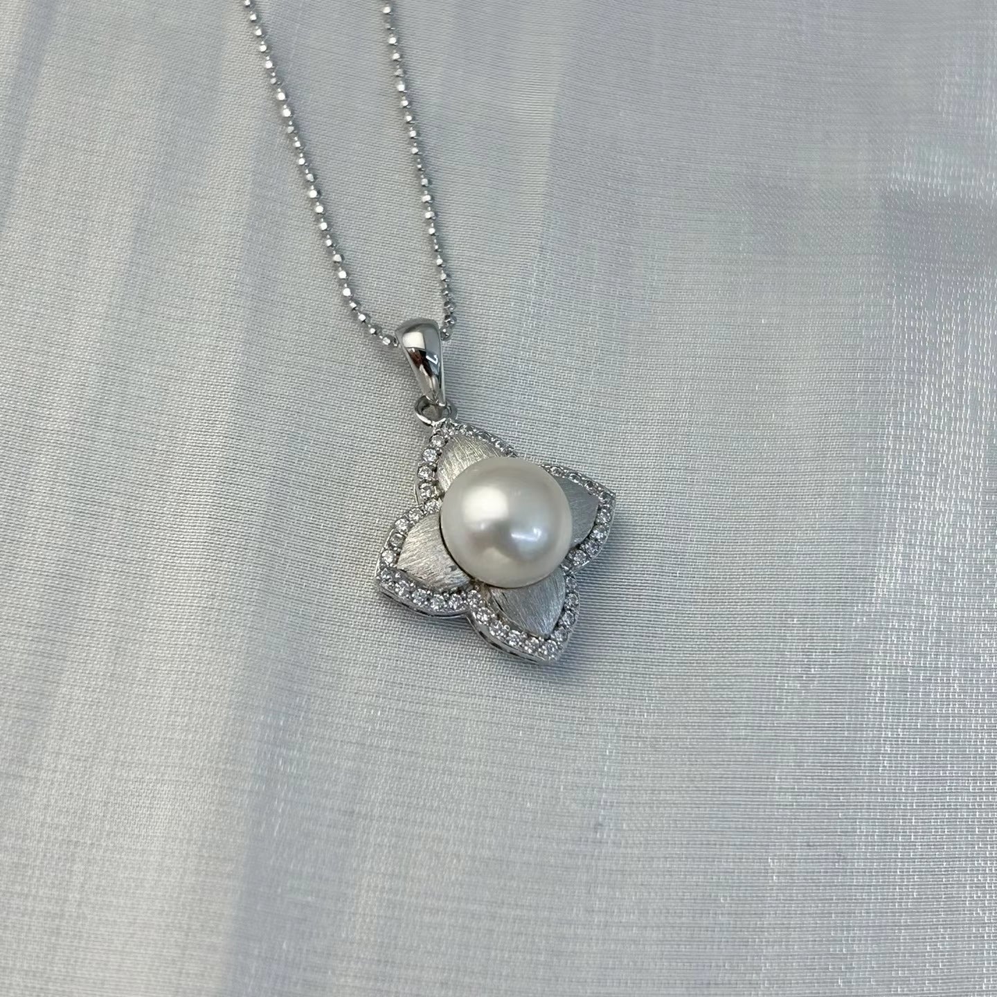 Exquisite 925 Sterling Silver Rhodium Plated Four Leaf Clover Freshwater Pearl Pendant