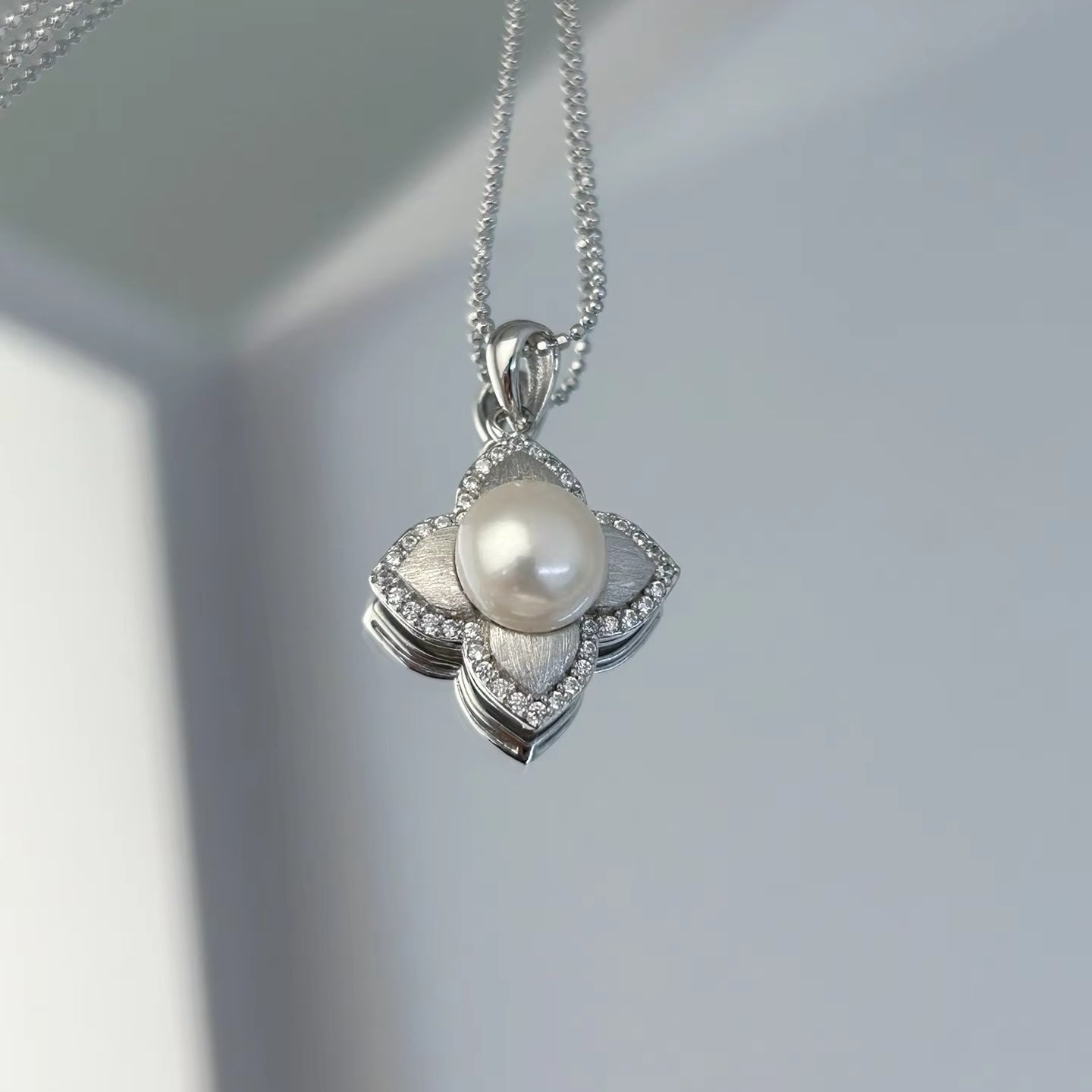 Exquisite 925 Sterling Silver Rhodium Plated Four Leaf Clover Freshwater Pearl Pendant