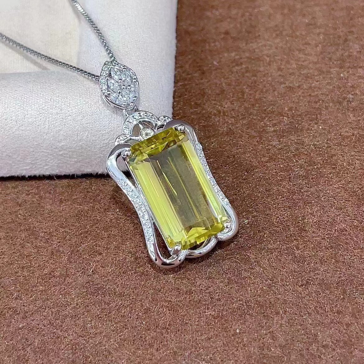 Classic Design 925 Sterling Silver Natural Lemon Quartz Pendant