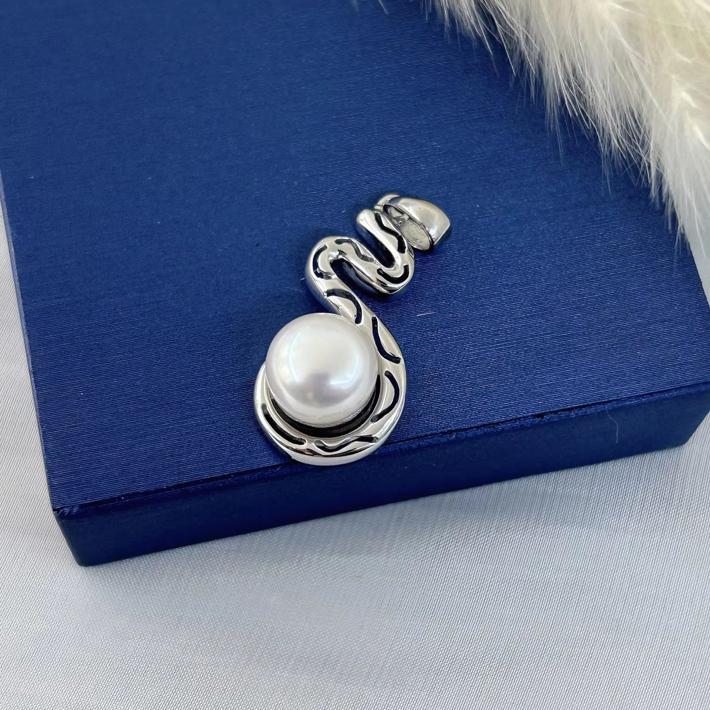 Gorgeous 925 Silver Freshwater Pearl Snake Pendant Rhodium Plated