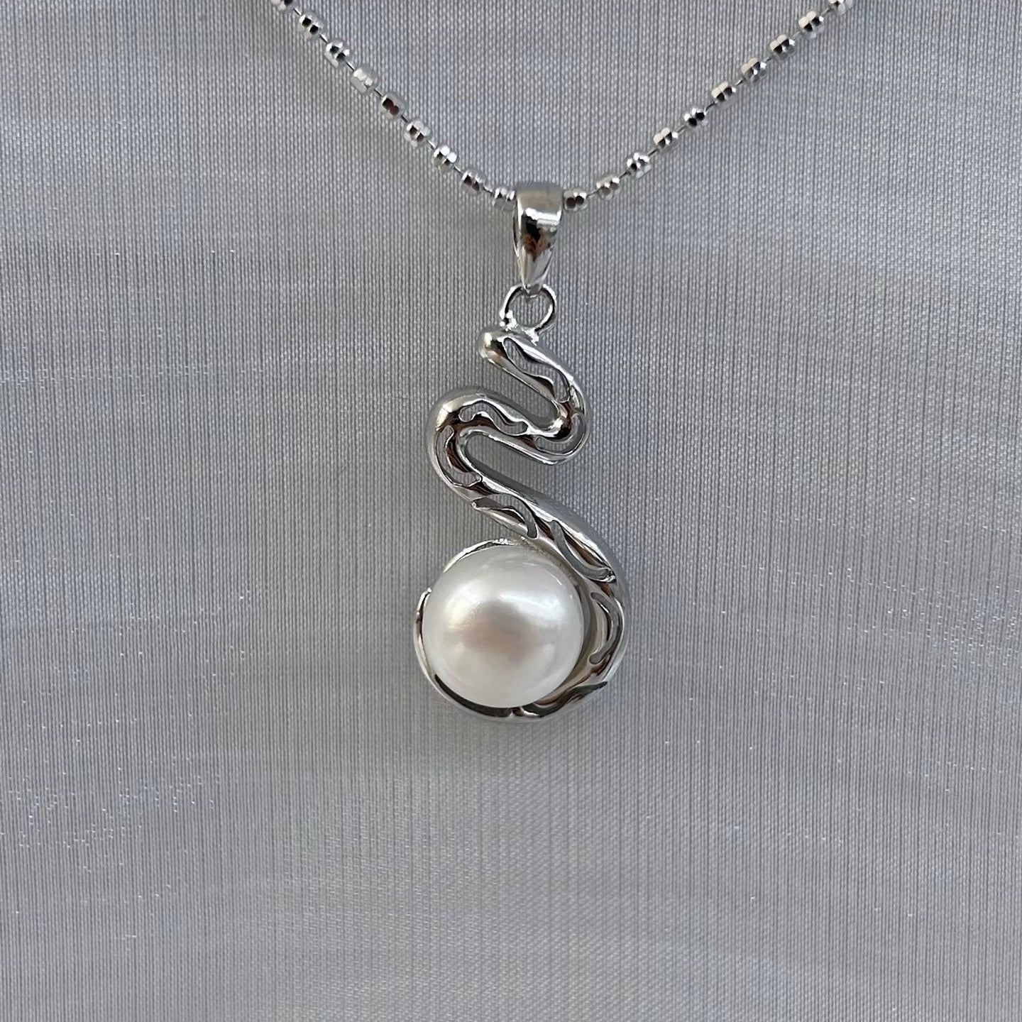 Gorgeous 925 Silver Freshwater Pearl Snake Pendant Rhodium Plated