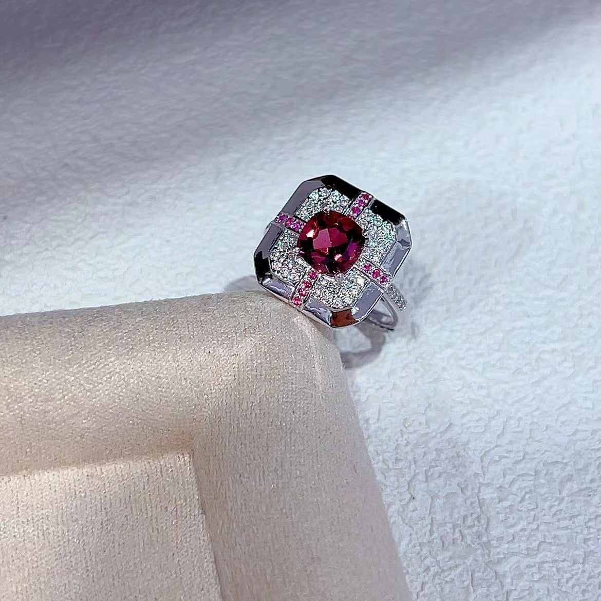 Unique Brilliant Cut 925 Sterling Silver Natural Pyrope Ring