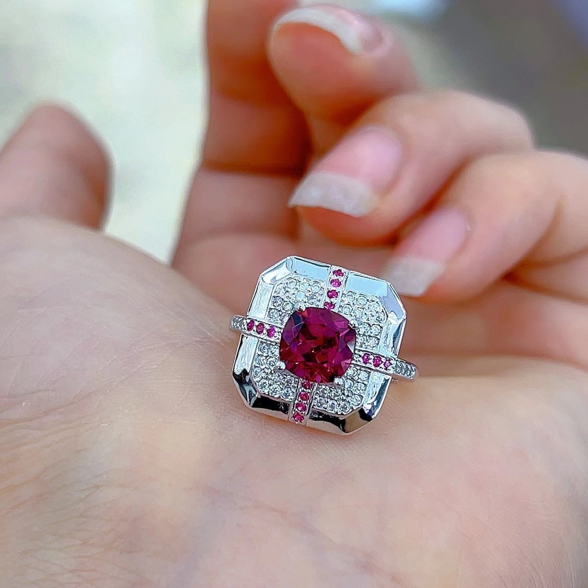 Unique Brilliant Cut 925 Sterling Silver Natural Pyrope Ring