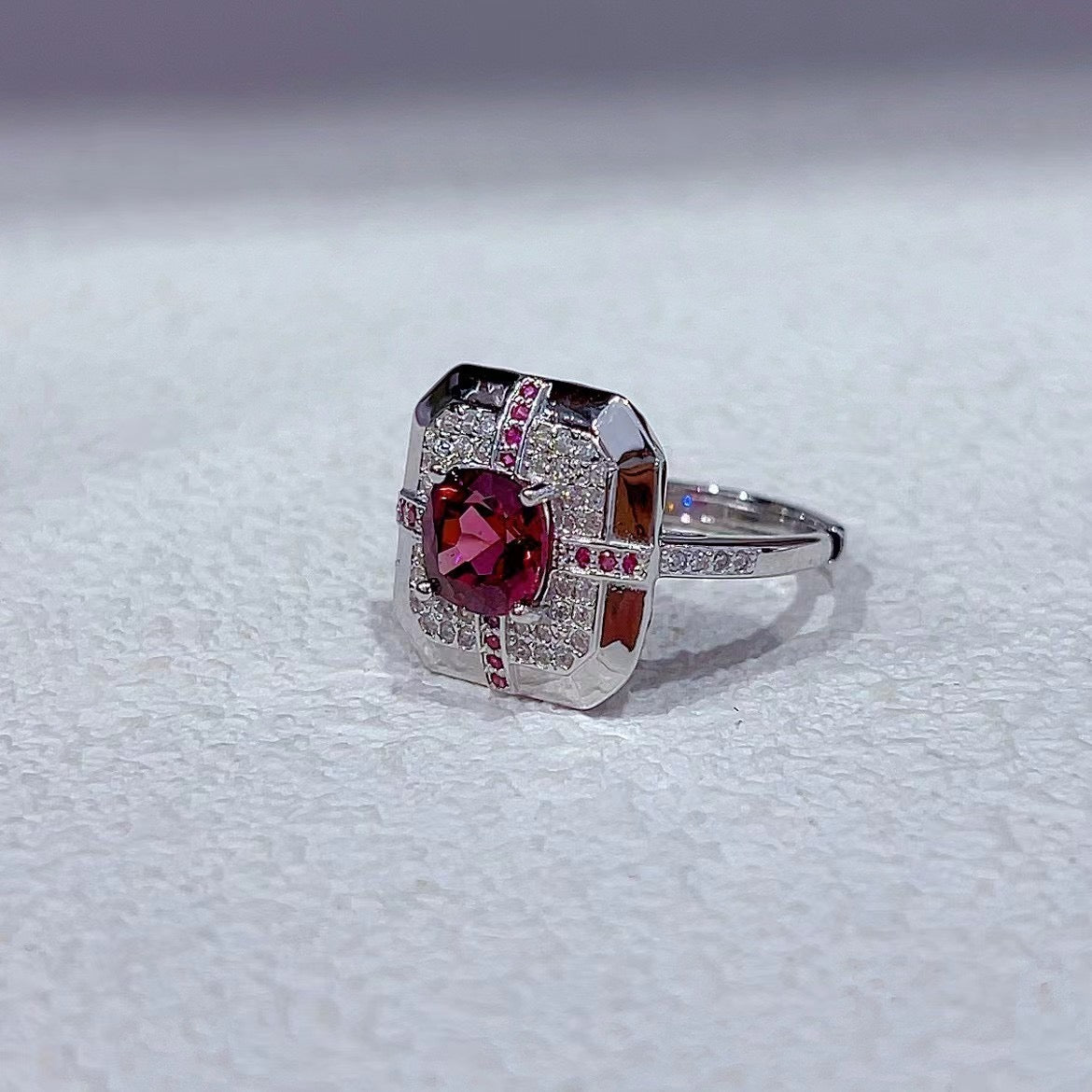 Unique Brilliant Cut 925 Sterling Silver Natural Pyrope Ring