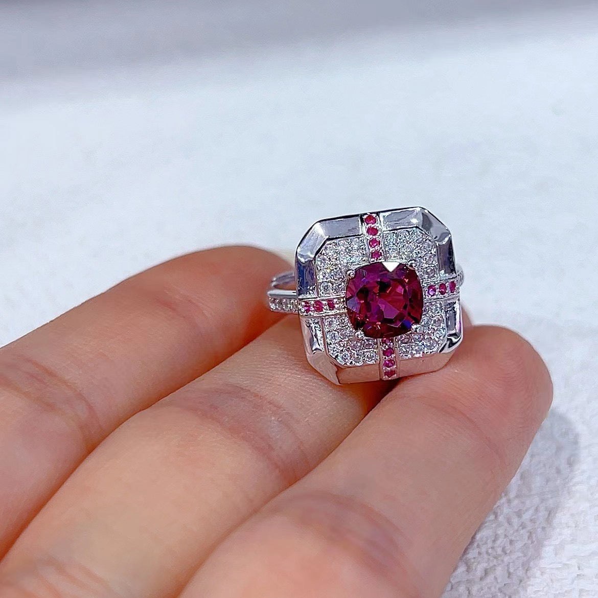 Unique Brilliant Cut 925 Sterling Silver Natural Pyrope Ring