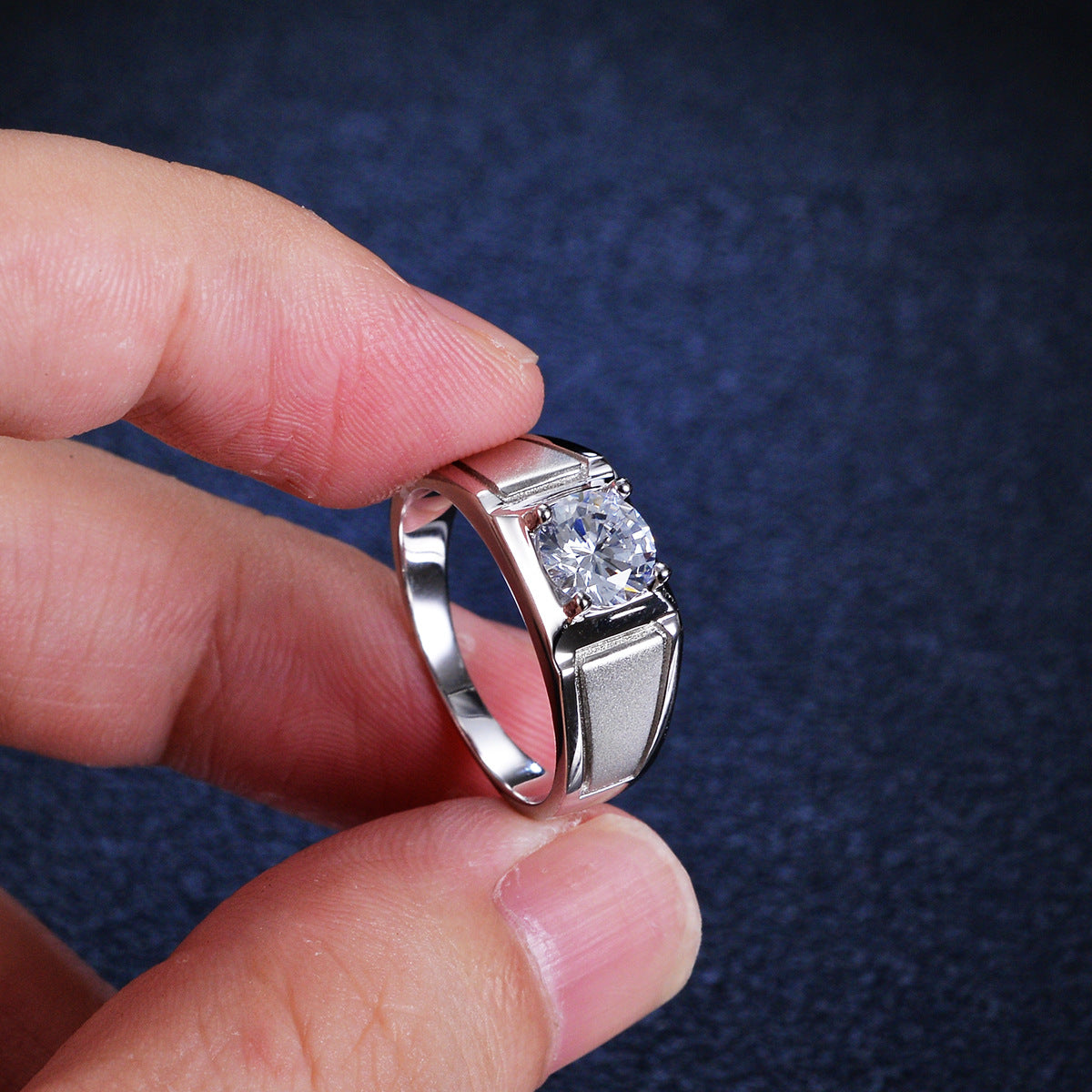 Luxury S925 Sterling Silver Brushed 1ct VVS Round Cut Men's Moissanite Rings